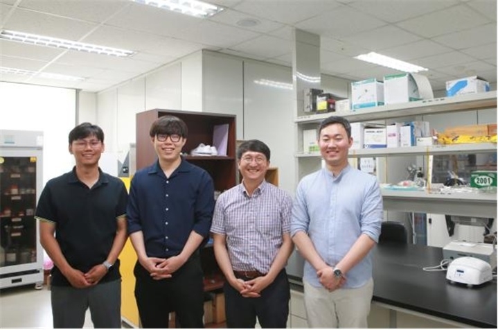 (왼쪽부터) DGIST 에너지공학과 이주혁 교수, 이철재 석·박사통합과정생, 한국생산기술연구원 조한철 수석연구원, 박병건 박사과정생 (출처: 한국생산기술연구원) 