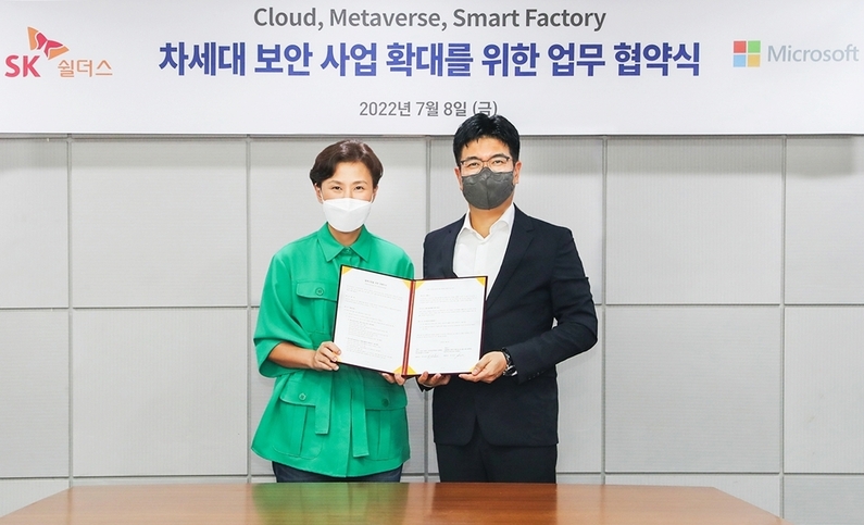 한국마이크로소프트 이지은 대표(왼쪽)와 SK쉴더스 박진효 대표가 지난 8일 열린 업무 협약식에서 기념사진을 촬영하고 있다. 