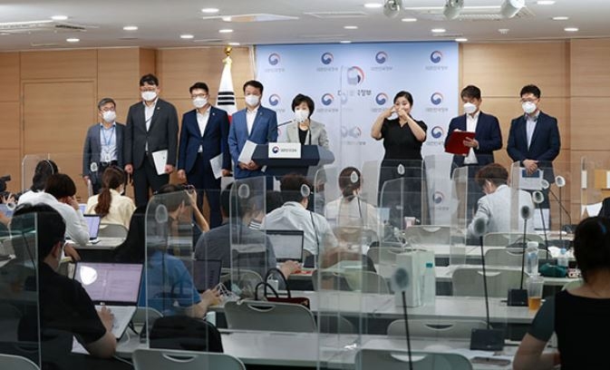 박순애 부총리 겸 교육부 장관이 19일 정부서울청사에서 ‘반도체 관련 인재양성 방안’ 관계부처 합동 브리핑을 하고 있다. (출처 교육부)