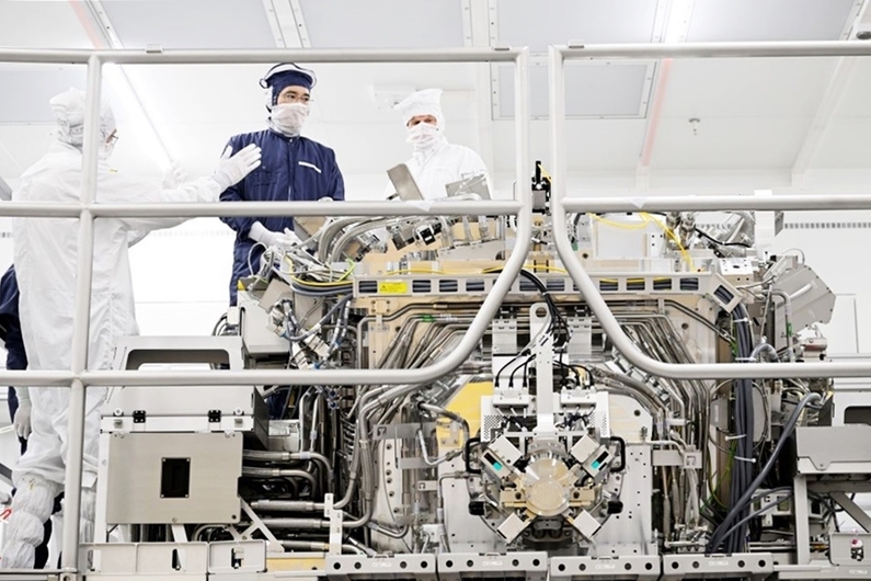이재용 삼성전자 부회장이 지난 6월 ASML 본사에서 피터 베닝크 ASML CEO, 마틴 반 덴 브링크 ASML CTO 등과 함께 반도체 장비를 점검했다. (출처 : 삼성전자)