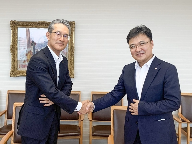 롯데케미칼 황진구 수소에너지사업단장(오른쪽)과 이토추상사 다나카 마사야 에너지화학품컴퍼니 총괄대표. (출처: 롯데케미칼)