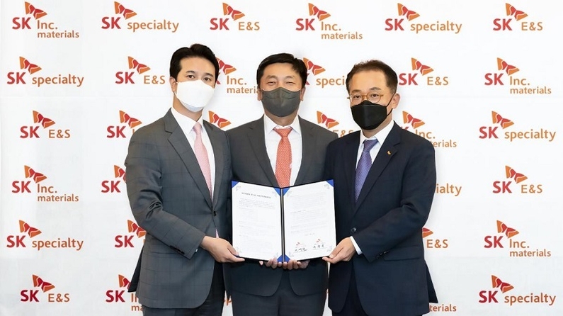 SK E&S 추형욱 대표이사 사장(왼쪽)과 SK㈜ 머티리얼즈 이용욱 대표이사 사장(가운데), SK스페셜티 이규원 대표이사 사장(오른쪽)이 직접 재생에너지 전력거래계약 체결 후 기념사진을 촬영하고 있다. (출처: SK E&S)