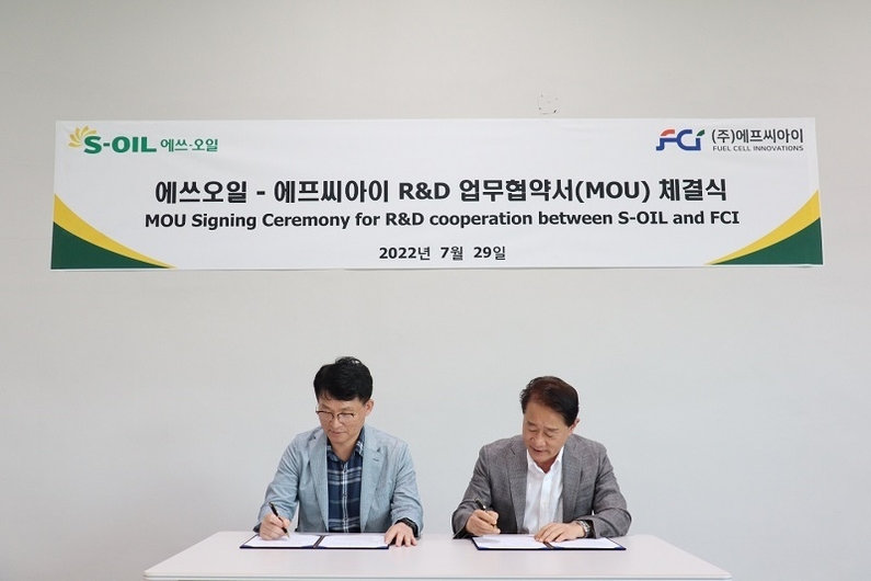 왼쪽부터 이정익 전무, FCI의 이태원 대표. (출처: 에쓰오일)