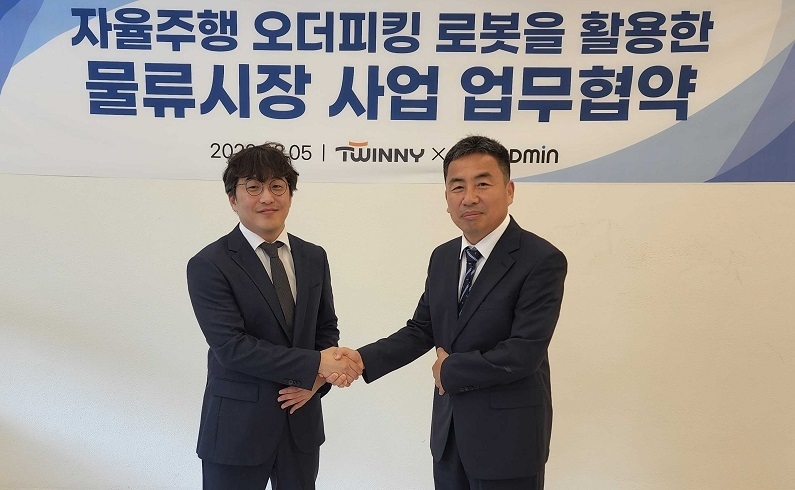 5일, 천홍석 트위니 대표(왼쪽)와 황선영 핌즈 대표가 자율주행 로봇을 활용한 물류 사업을 위한 업무협약을 체결한 뒤 기념촬영하고 있다. (제공: 트위니)
