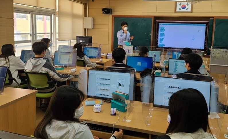 학생들이 교육용 로봇을 활용하여 ‘로봇과 인공지능 융합 프로그래밍 프로그램’을 체험 하고 있다. (제공: 한국로봇산업진흥원)