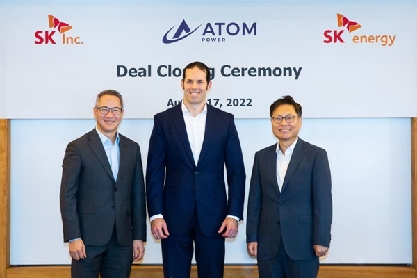 (왼쪽부터)김무환 SK㈜ Green투자센터장, 라이언 케네디 아톰파워 CEO, 강동수 SK에너지 S&P추진단장. (출처 : SK이노베이션)