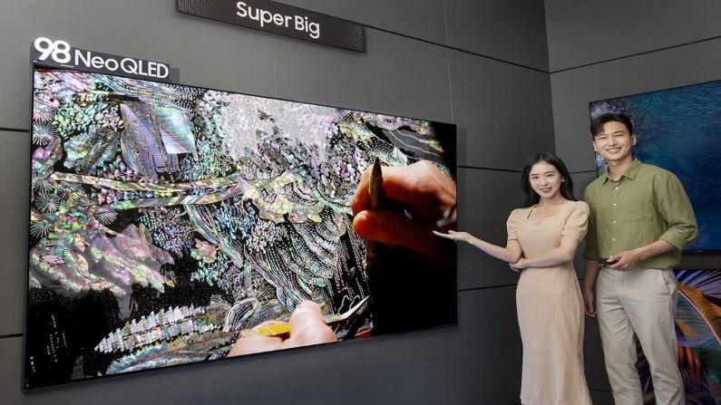 삼성전자 모델이 삼성 디지털프라자 강남본점에서 Neo QLED 98형 신제품을 소개하고 있다. (출처 : 삼성전자)