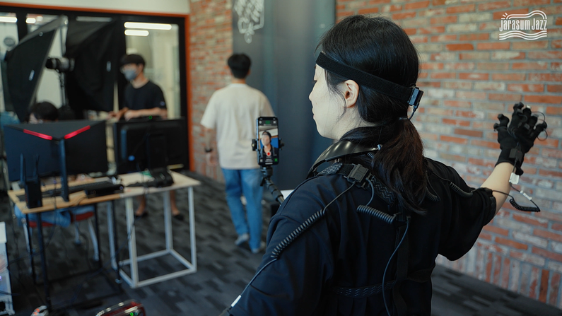 재즈 보컬리스트 허소영씨가 XR 특수 장비를 입고 카메라 앞에서 움직이고 있다. (출처 : 자라섬재즈페스티벌)