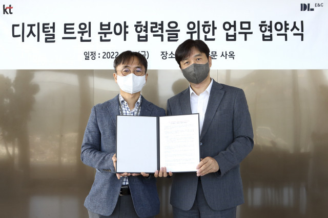 왼쪽부터 DL이앤씨 최영락 주택기술개발원장과 KT 박정호 커스터머DX단장이 KT 사옥에서 ‘건설 분야 메타버스 생태계 구축을 위한 업무협약’을 체결한 뒤 기념 촬영을 하고 있다.