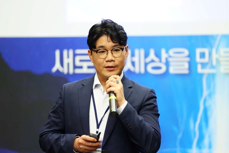티맥스메타버스 김민석 대표이사가 슈퍼앱의 기능에 대해 설명하고 있다. 