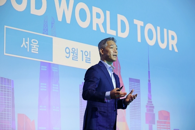 스노우플레이크 강형준 한국 지사장이 키노트 발표를 하고 있다. 