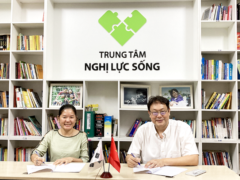 Ngo Thi Huyen Minh WLC 디렉터(왼쪽)와 윤석원 테스트웍스 대표 (출처 : 테스트웍스)