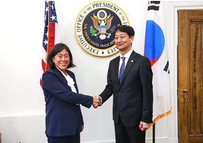 안덕근 산업통상자원부 통상교섭본부장(오른쪽)이 7일(현지시간) 미국 워싱턴D.C. USTR 회의실에서 열린 ‘한미 통상장관회담’에 참석해 캐서린 타이 USTR 대표와 면담을 하고 기념 촬영하고 있다. (출처: 산업통상자원부) 