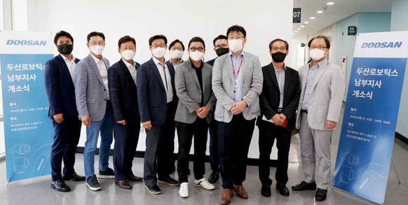 두산로보틱스 남부지사 오픈 기념식이 끝나고, 두산로보틱스 류정훈 대표(앞줄 왼쪽 다섯째)가 대구 제3산업단지 관리공단 손강호 전무(앞줄 왼쪽 둘째), 대구기계부품연구원 송규호 원장(앞줄 왼쪽 셋째), 한국로봇산업진흥원 손웅희 원장(앞줄 왼쪽 넷째), 대구광역시 기계로봇과 정민규 과장(앞줄 왼쪽 여섯째) 등 참석자들과 기념사진을 촬영하고 있다. (출처: 두산로보틱스) 