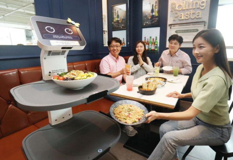 LG 클로이 서브봇이 손님에게 음식을 서빙하는 모습 (출처 : LG전자)