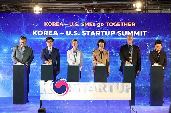 이영 중소벤처기업부 장관이 21일(현지시간) 미국 뉴욕 피어 17에서 열린 ‘한미 스타트업 서밋’에서 K-스타트업 공동 육성 세리머니를 진행하고 있다.(출처: 중소벤처기업부) 