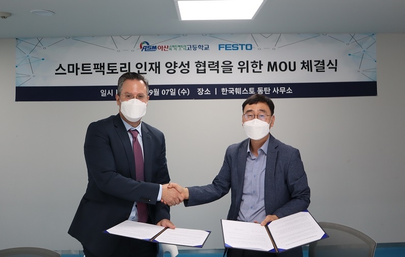 지난 9월 7일, 한국훼스토와 아산스마트팩토리마이스터 고등학교가 인더스트리4.0에 대한 산학협력체제 구축을 위한 업무협약을 맺었다. (사진 왼쪽부터) 토마스 레킥 한국훼스토 대표, 아산스마트팩토리고등학교 조동헌 교장. (제공: 한국훼스토)