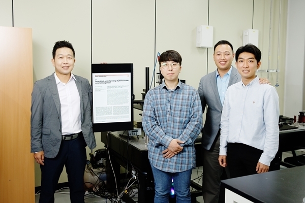 (왼쪽부터)연구에 참여한 UNIST 이지석 교수, 정상균 연구원, 손재성 교수, 백성헌 연구원. (출처 : UNIST)