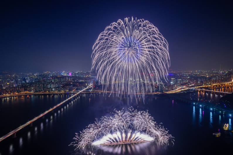 2019년 서울세계불꽃축제에서 선보인 한화의 불꽃 연출 모습 (출처 : 한화)