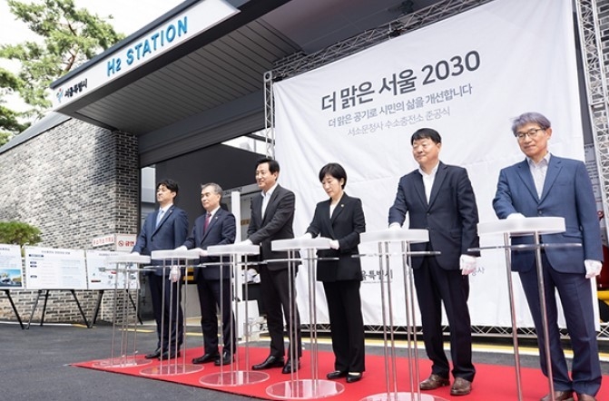 한화진 환경부 장관 등 참석자들이 7일 서울시청 서소문청사 5동 앞에서 열린 서소문청사 수소충전소 준공식에서 제막식을 하고 있다.(출처: 환경부) 