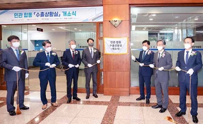안덕근 산업통상자원부 통상교섭본부장을 비롯한 참석자들이 6일 오전 서울 강남구 트레이드타워에서 열린 민관합동 수출상황실 개소식에서 현판 제막을 하고 있다. (출처: 산업통상자원부) 