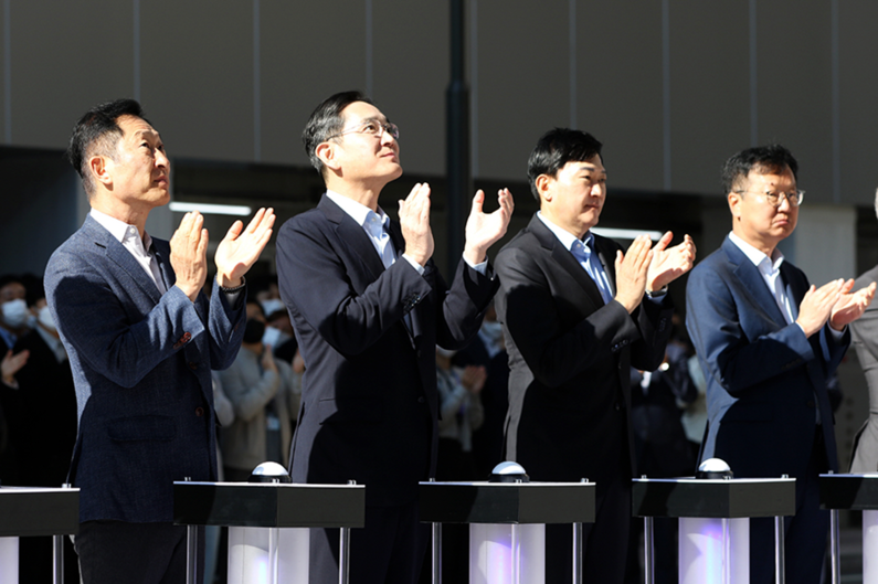삼성바이오로직스 제4공장 준공식에 참석한 이재용 부회장의 모습 (왼쪽에서 두번째) 사진 왼쪽부터 고한승 삼성바이오에피스 사장, 이재용 삼성전자 부회장, 존 림 삼성바이오로직스 사장, 최성안 삼성엔지니어링 사장 (출처 : 삼성전자)