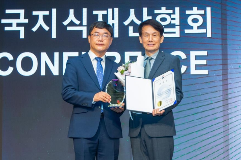 (왼쪽부터)류동현 특허청 차장과 최원호 효성 중공업 연구소장이 '2022 지식재산경영기업상 시상식'에서 기념촬영을 하고 있다. (출처 : 효성)