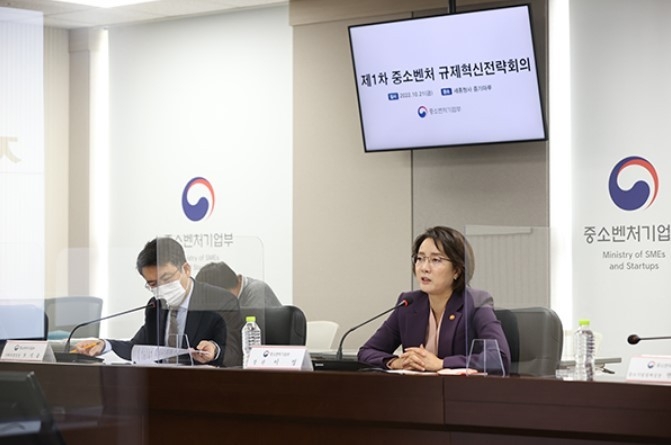 이영 중기부 장관이 21일 세종 중기부 청사에서 열린 ‘제1차 중소벤처 규제혁신 전략회의’에서 모두발언을 하고 있다.(출처: 중기부)