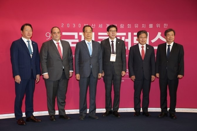 한덕수 국무총리가 27일 서울 중구 대한상의에서 열린 2030 부산세계박람회 유치를 위한 국제콘퍼런스 개막식에서 참석자들과 기념 촬영하고 있다. 왼쪽부터 최태원 2030부산세계박람회 공동유치위원장, 디미트리 케르켄테즈 BIE 사무총장, 한덕수 총리, 박형준 부산시장.(출처: 연합뉴스) 