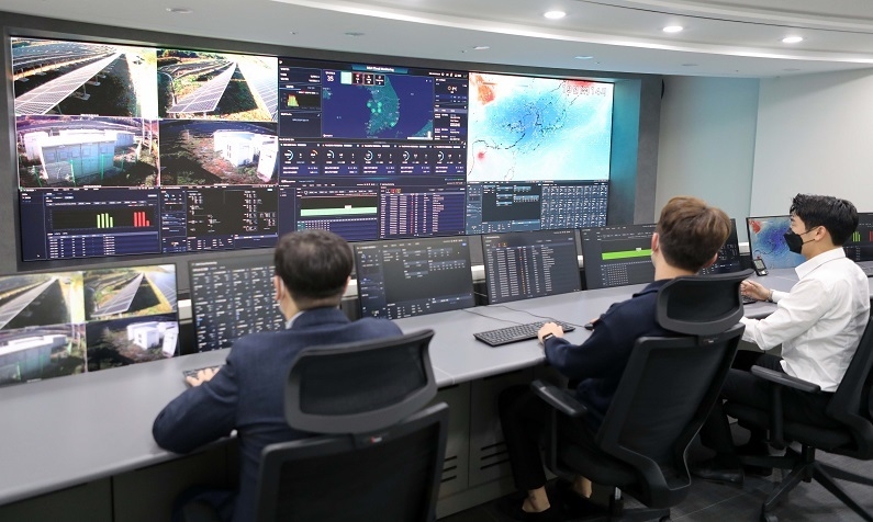 LS일렉트릭 관계자들이 자사 안양 R&D 캠퍼스에서 재생에너지 발전량 예측을 위한 모니터링을 진행하고 있다. (제공: LS일렉트릭)