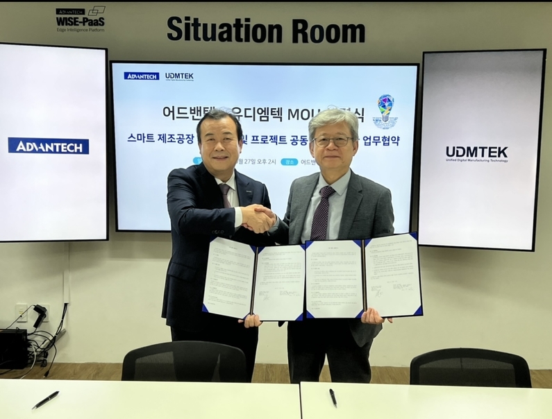 정준교 어드밴텍케이알 대표(왼쪽)와 왕지남 유디엠텍 대표(오른쪽)가 MOU를 체결하고 기념촬영을 하고 있다. (출처 : 어드밴텍케이알)