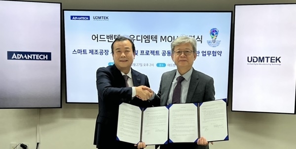 정준교 어드밴텍케이알 대표와 왕지남 유디엠텍 대표가 MOU를 체결하고 기념촬영을 하고 있다. (출처: 어드밴텍케이알)