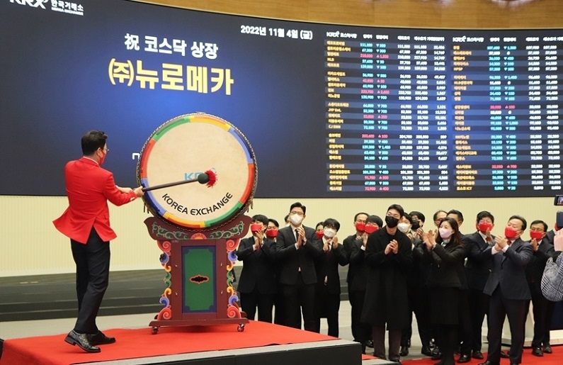뉴로메카 박종훈 대표이사가 상장식 기념 타북을 치고 있다. (제공: 뉴로메카)