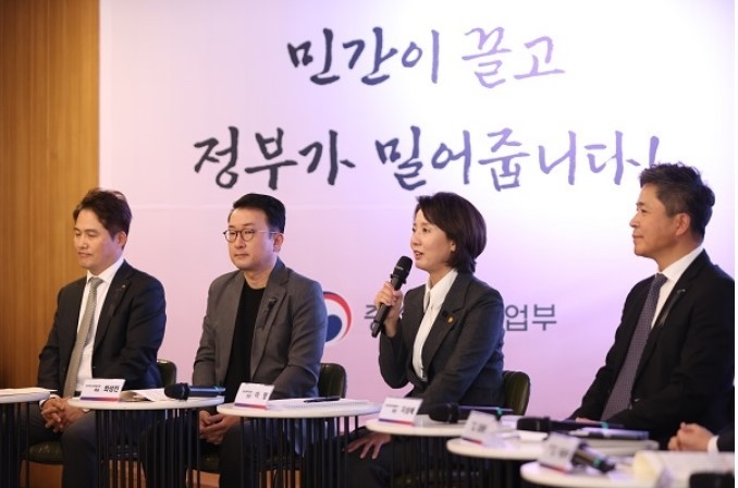 이영 중소벤처기업부 장관(왼쪽에서 세 번째)이 4일 서울 강남 팁스타운에서 최근 투자동향과 민간 모펀드 조성 등을 주제로 라운드 좌담회를 진행하고 있다. (출처: 중소벤처기업부) 