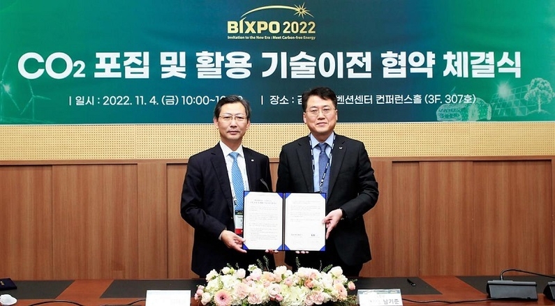 4일 김대중컨벤션센터에서 열린 '이산화탄소 포집 및 활용 기술이전 협약' 체결식에서 남기준 LS전선 기술기반연구소 연구위원(오른쪽)과 김태균 한전 기술기획처장이 서명 후 기념촬영을 하고 있다. (출처: LS전선) 