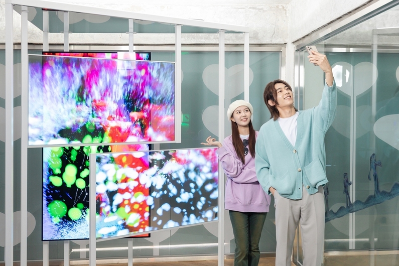  OLED 디지털아트전 '네버 얼론'을 통해 공개된 작품 '민트 유어 데스티니(Mint Your Destiny)’의 실제 전시 모습 (출처 : LG디스플레이)