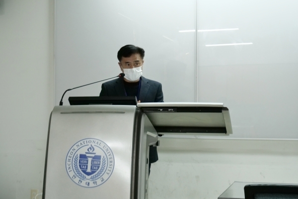 2022 대한산업공학회 추계학술대회에서 발표 중인 배경한 교수