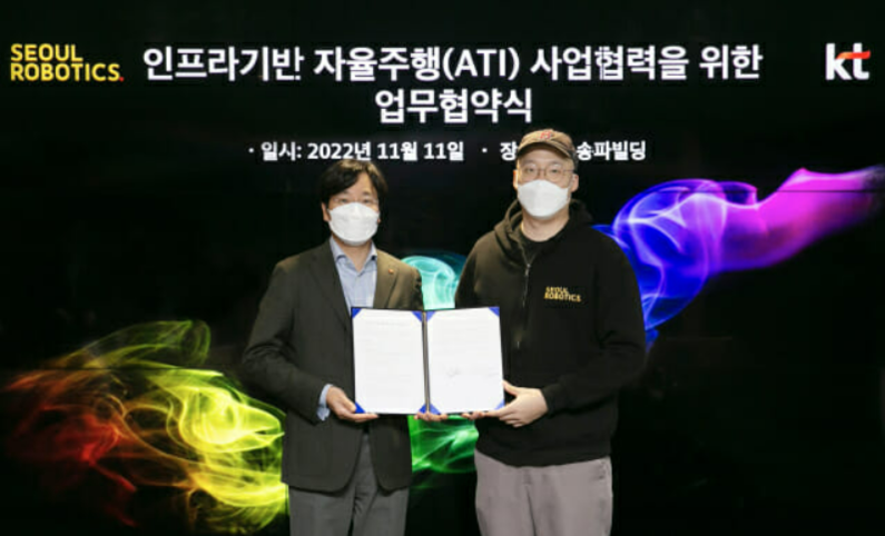 (왼쪽부터)최강림 KT AI mobility 사업단장 상무와 이한빈 서울로보틱스 대표가 업무 협약을 맺은 후 기념 촬영하고 있다. (출처 :KT)