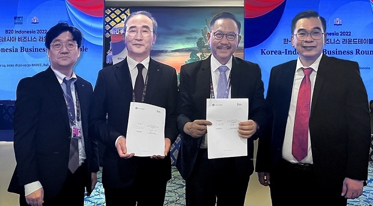 LG CNS 대표이사 김영섭 사장(왼쪽 두번째)과 인도네시아 신수도청 밤방 수산토노 장관(왼쪽 세번째)이 MOU 체결 후 기념촬영을 하고 있다. (출처 : LG CNS)