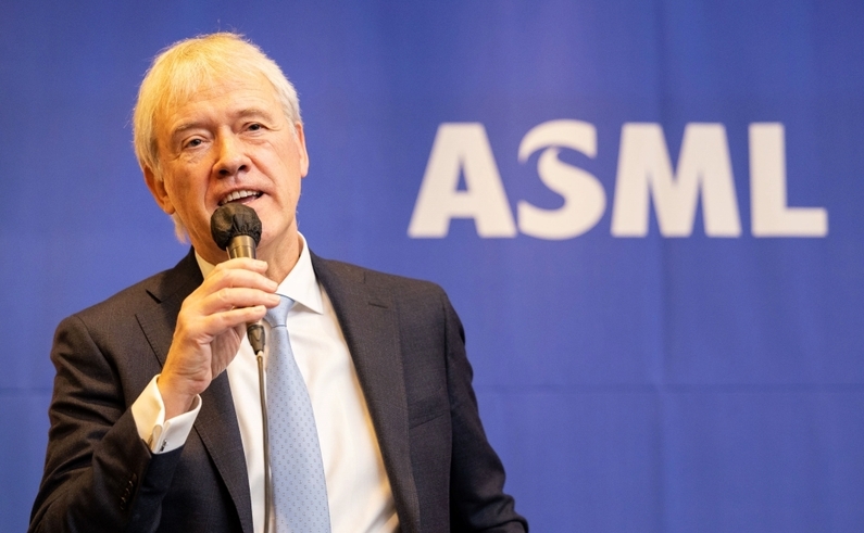 기자간담회에서 발표 중인 피터 베닝크 ASML CEO