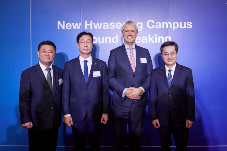 (왼쪽부터) ASML 코리아 이우경 대표이사, 화성시장 정명근, ASML 피터 베닝크 CEO, 김동연 경기도지사 (출처 : 경기도청)