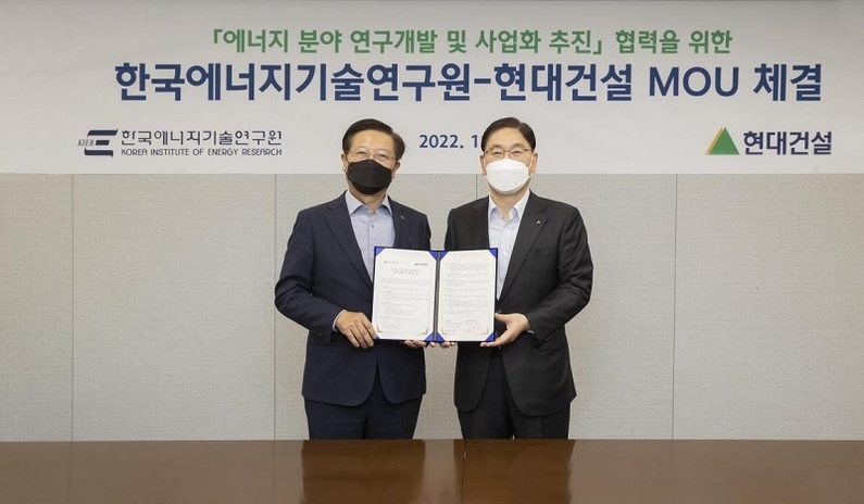 현대건설 윤영준 사장(오른쪽)과 한국에너지기술연구원 김종남 원장이 지난 18일 '에너지 분야 연구개발 및 사업화 추진'과 관련한 업무협약을 맺었다. (출처: 현대건설)