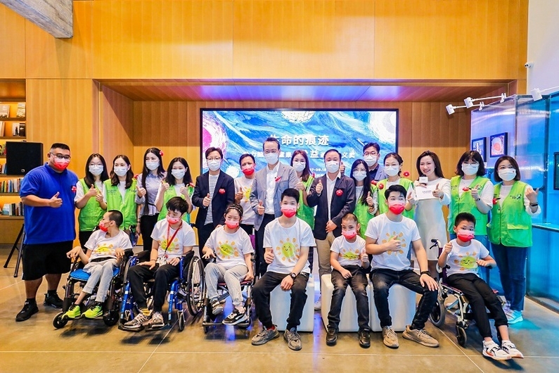 지난 9월 현대모터스튜디오 중국에서 진행된 뇌성마비 아동 재활센터 그림전시회에 현대차그룹(중국) 이혁준 전무(뒷줄 왼쪽 8번째) 등 임직원들이 참석했다. (출처: 현대차그룹)