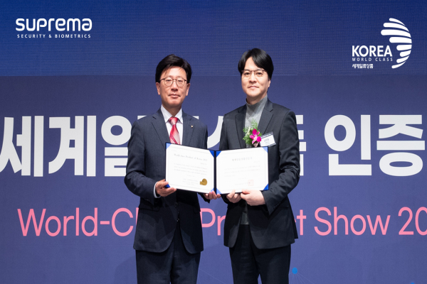 김홍주 산업통상자원부 중견기업정책관과 김한철 슈프리마 대표 (출처 : 슈프리마)