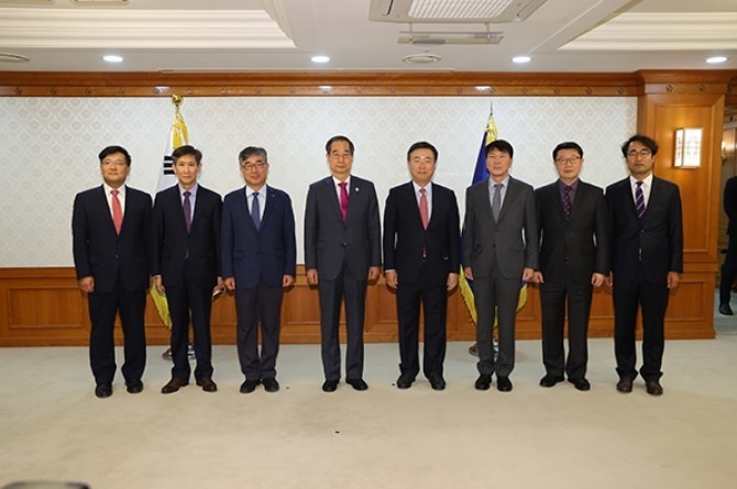 한덕수 국무총리(왼쪽 네 번째)가 25일 정부서울청사에서 규제개혁위원회 민간위원들에게 위촉장을 수여한 뒤 기념 촬영하고 있다.(출처: 국무조정실) 