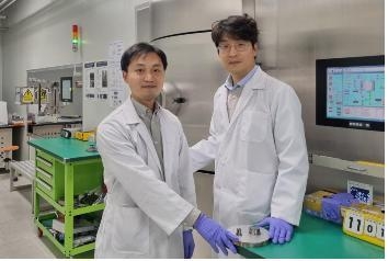 한국광기술원 지능형 광학모듈연구센터 박종복 센터장(오른쪽)과 이의영 박사 (출처: 한국광기술원) 