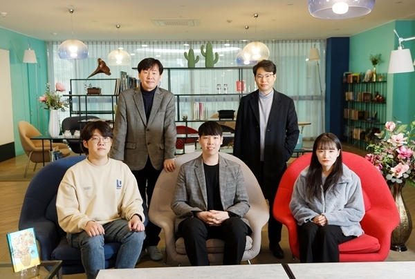(왼쪽 뒷줄부터 시계방향으로)UNIST 전기전자공학과의 김재준 교수, 신세운 교수, 정연우 연구원, 이승주 연구원, 김현중 연구원. (출처 : UNIST)