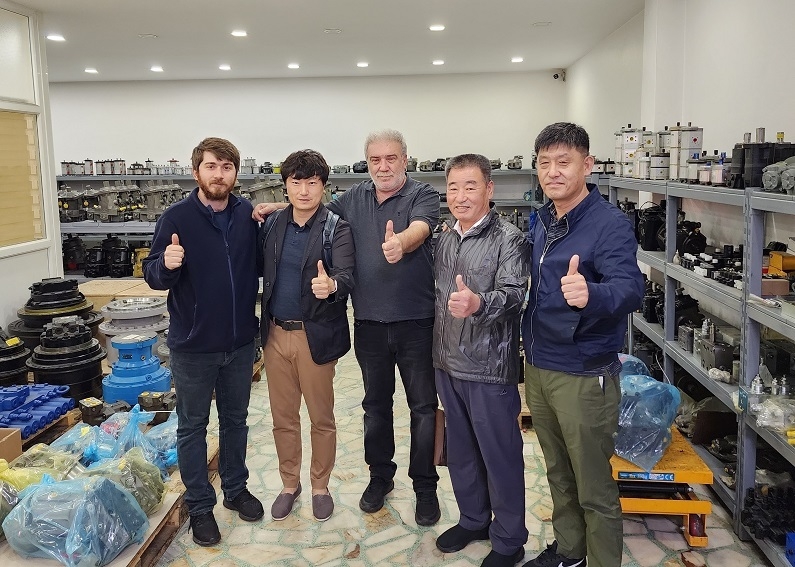 원강의 강태영 대표(왼쪽2번째)가 유럽거래처와 기념촬영하고 있다. (제공: 원강)
