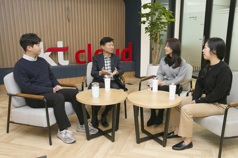 윤동식 대표와 직원들이 대화를 나누고 있다. (출처 : KT클라우드)