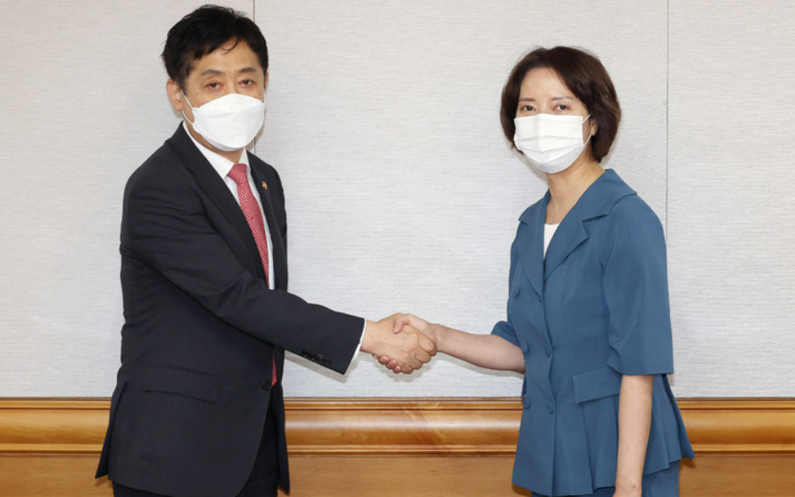 이영 장관과 악수하는 김주현 금융위원장(왼쪽) (출처 : 금융위원회)